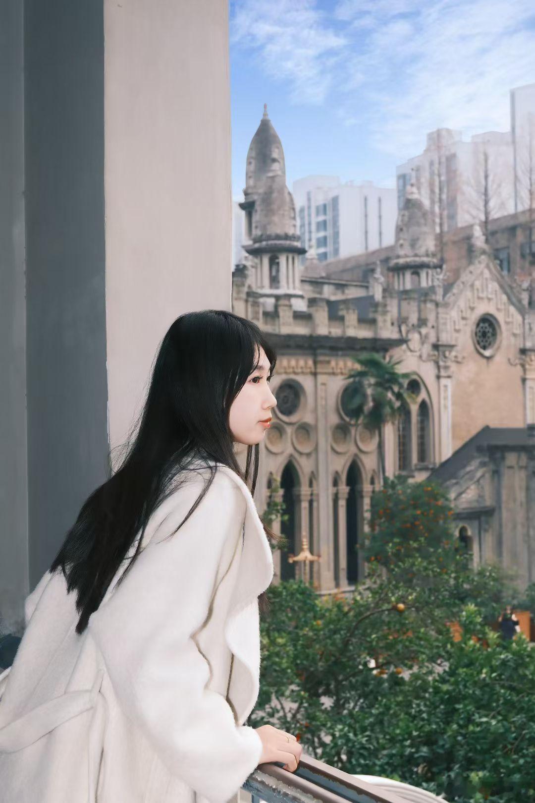 人工智能冲击婚纱影楼，还有一些人会用AI生成旅游照。但其实AI出来的照片还是能一