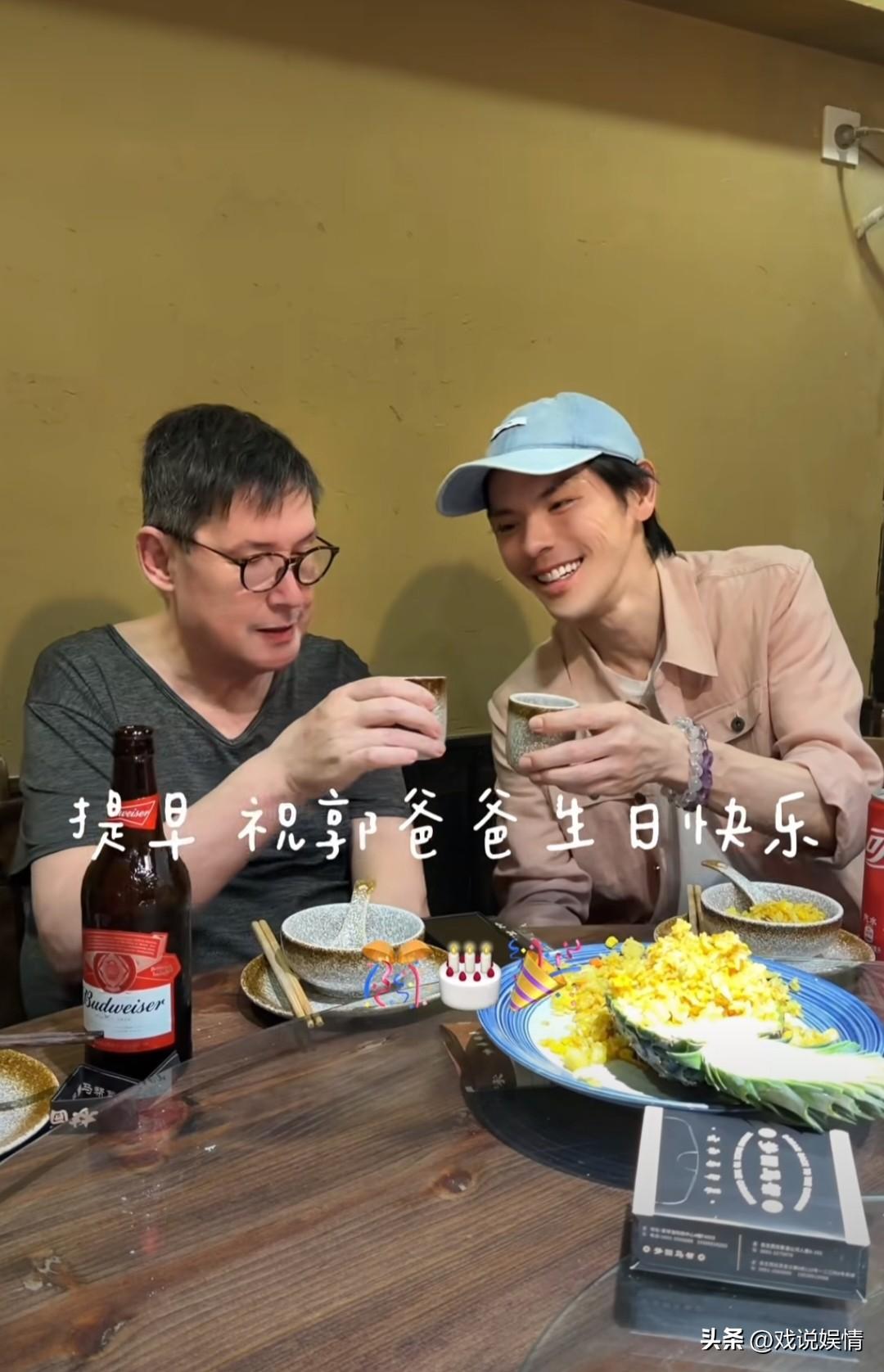 向佐发文为郭爸爸庆生！
7月2日，向佐晒出全家人一起旅游的视频，为岳父郭爸爸庆祝