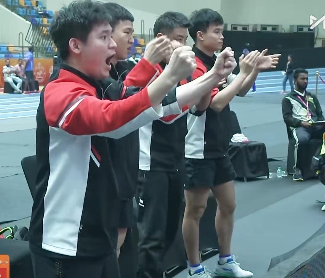 大逆转，国乒男团3-2惊险晋级决赛。
与日本队战满五盘，每盘都是打到决胜局，国乒