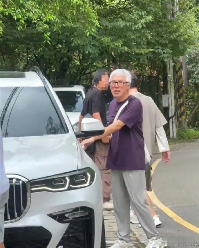 惊爆！58岁张宇被偶遇，一头白发身形单薄，自2018年无限期停工后淡出大众视野，