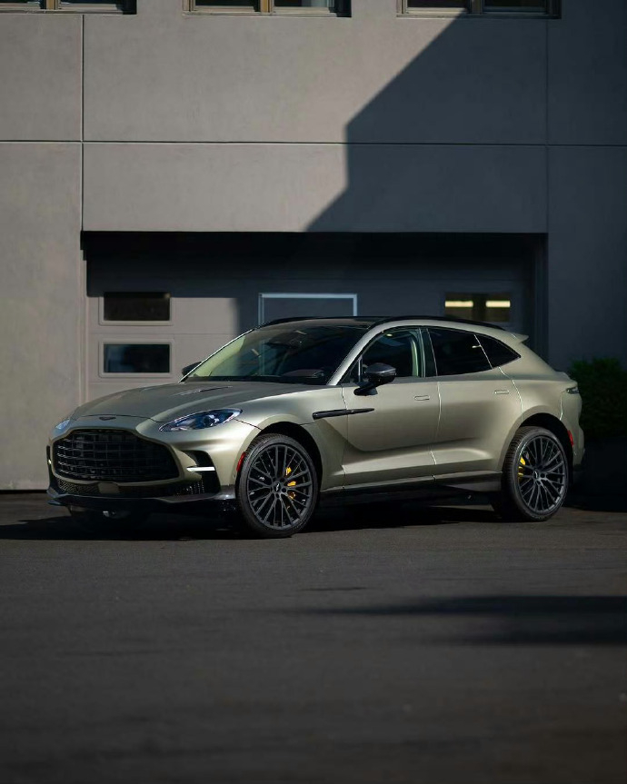 阿斯顿·马丁DBX 707发动机就是最佳音响，能下赛道能接娃，油耗换回头率，值不