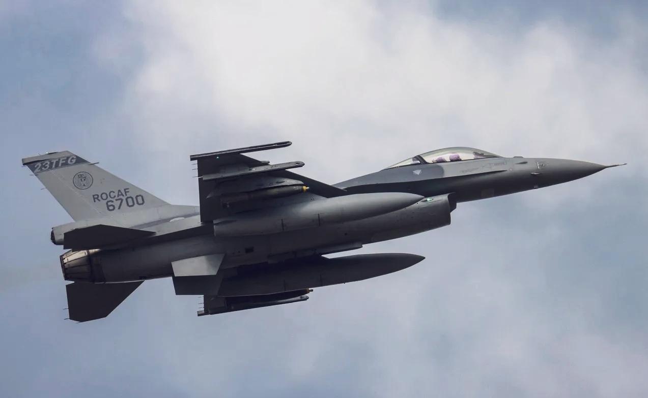 经过一夜的搜寻，台湾方面仍未找到昨日坠海的F-16飞行员，台湾海巡部门称，昨晚1