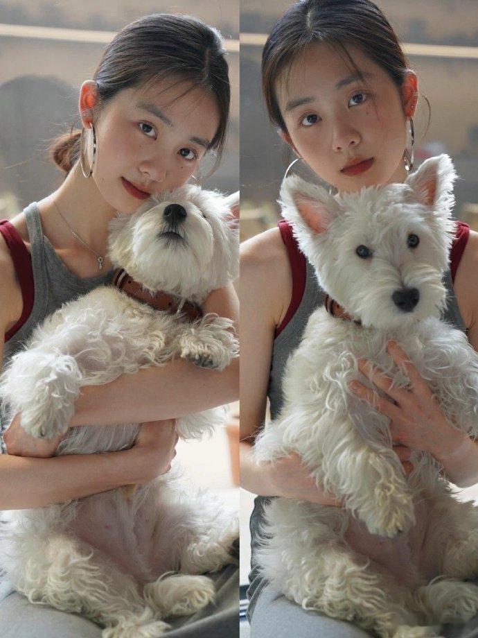 黄多多的完全流量花体质让她自带光芒，那颗痣成为颜值里的独特风景，若忧郁是一种天赋