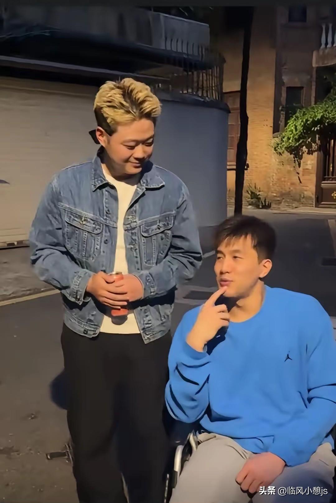 郭艾伦天生就是个活宝，幽默细胞都要溢出来了。

场上是拼到最后一秒的铁血战士，场