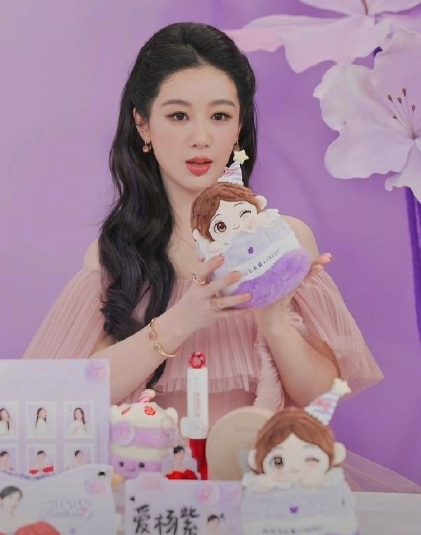 今天杨紫在出席时尚活动的时候搭配一件粉色的裙子，看起来年轻又高贵，确实是太美了。
