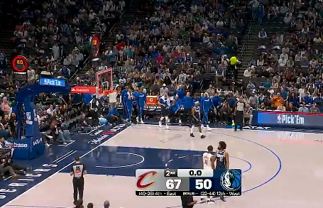 半场：骑士以67-50领先独行侠，莫布利12中10砍下23分