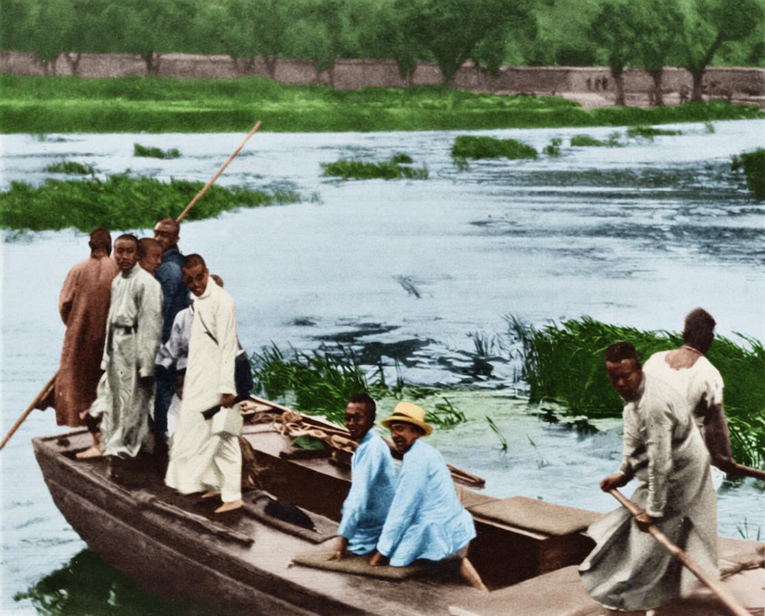 1922-1924年，溥仪与他的英文教师庄士敦在玉泉山的游船时刻，简易木船浮在芦