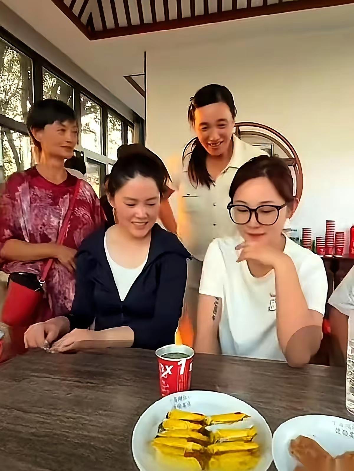 海哥量地球这个博主，个人认为比较正能量，拍的视频也比较真实。
除了一些喷子，没人