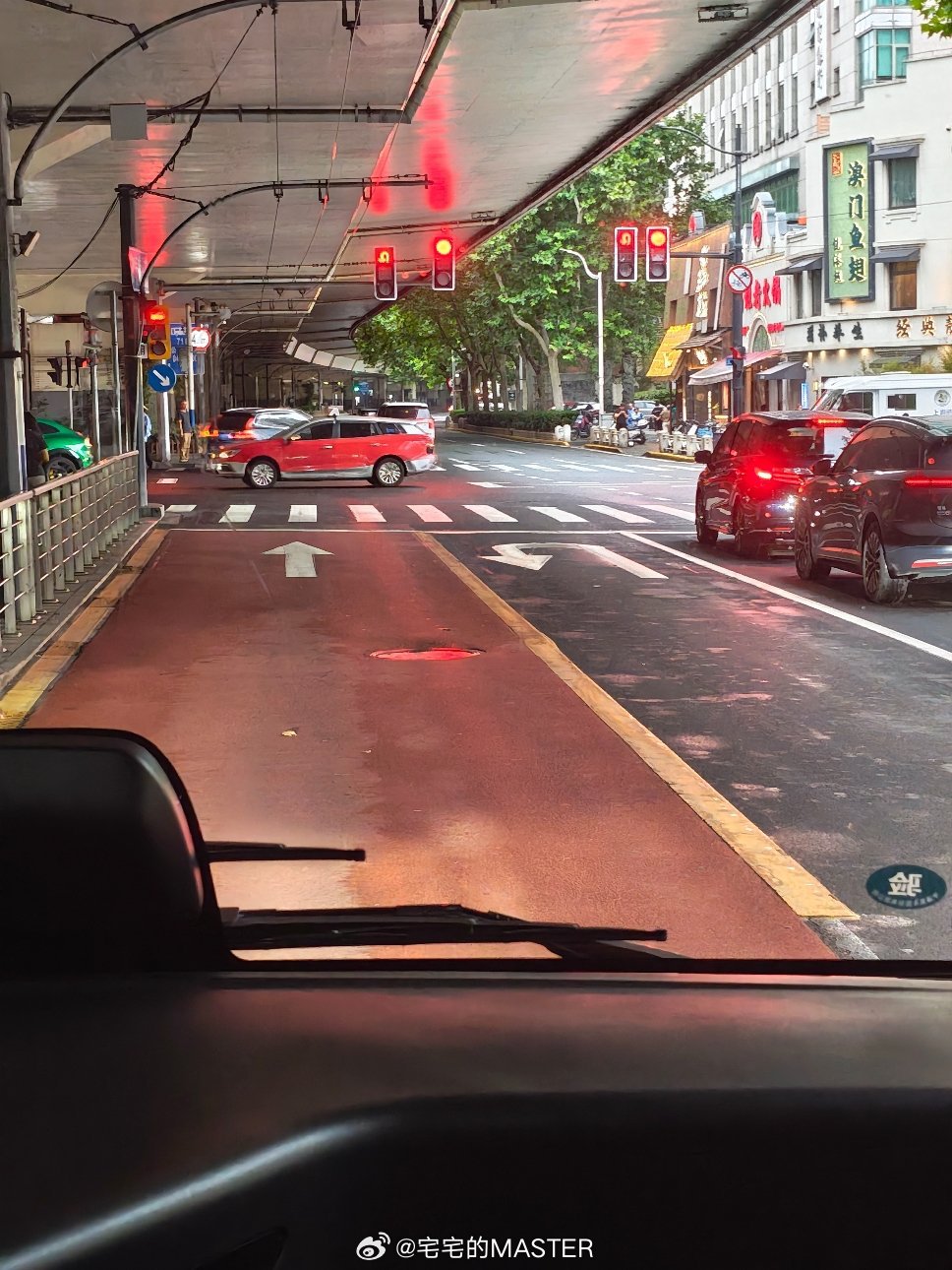 去朋友家上海老式洋房兜了一圈取玩具发现这解放前造的老洋房阳台比我家大的多了这么宽