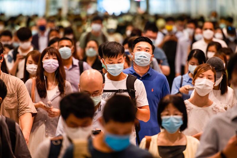 病毒变异与免疫逃逸：病毒变异可能降低疫苗有效性，需持续监测并更新疫苗。例如，新冠