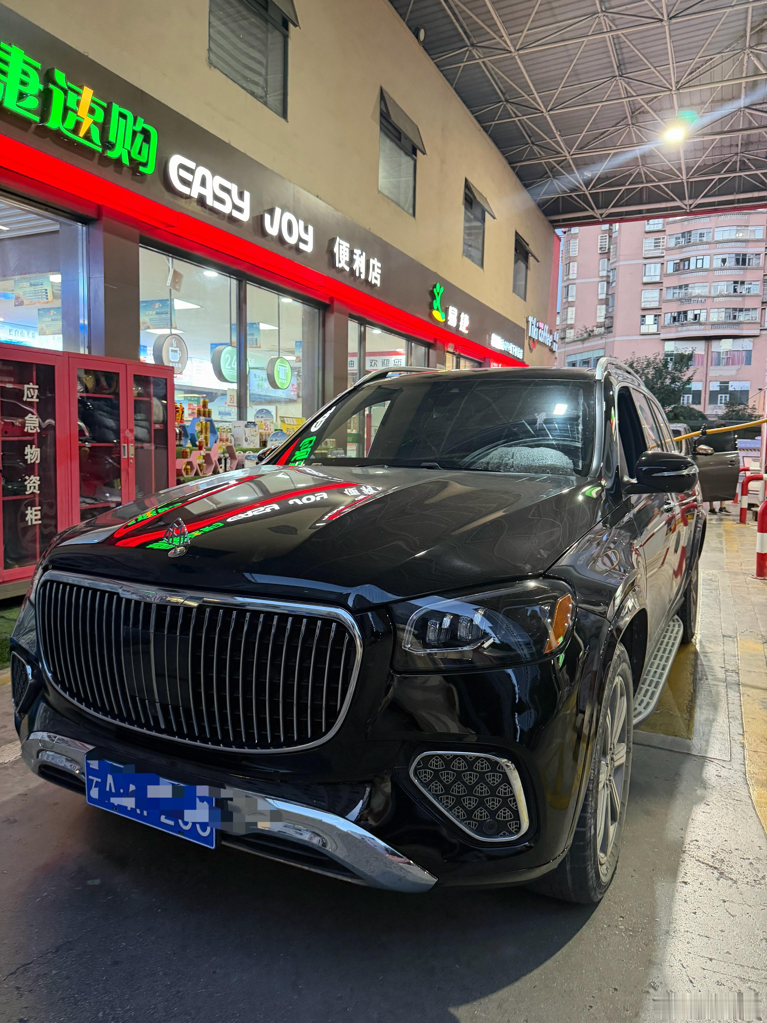 来贵州没有借到试驾车，女朋友说给安排个迈巴赫。说了不是，死犟。 