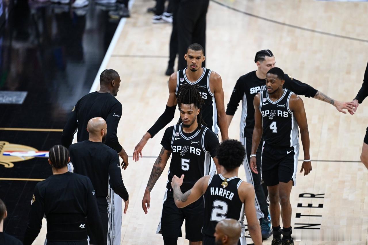 NBA总决赛G2，马刺104-105不敌尼克斯，大比分0-2落后。在总决赛漫漫长