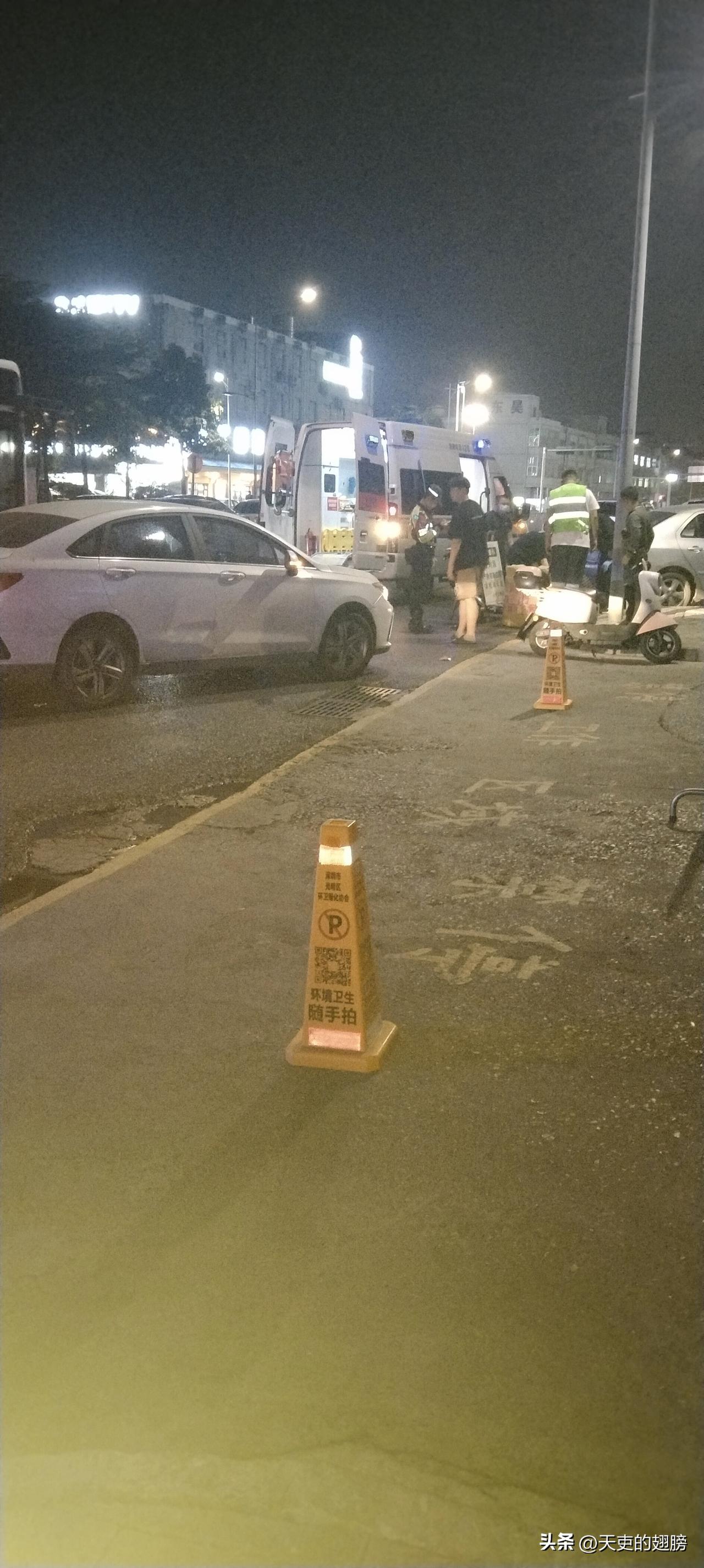 撞了，一私家车在一个小路口把人家一个骑电动车的女人给撞了，救护车也给呼来了，，私