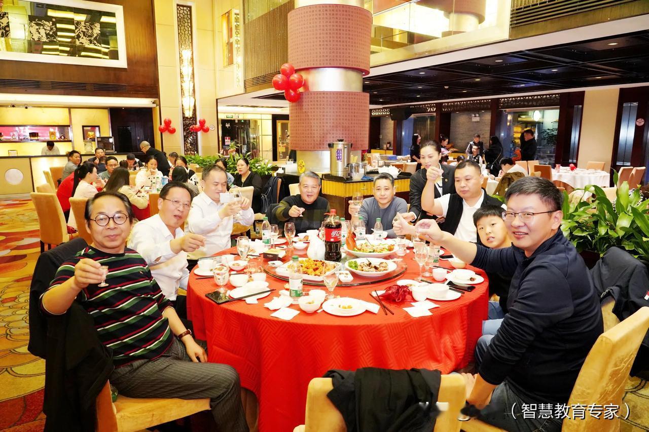 婚宴变成了老乡的聚会，大家不亦乐乎，真好![赞][大笑]
人还是要多聚聚，心情愉