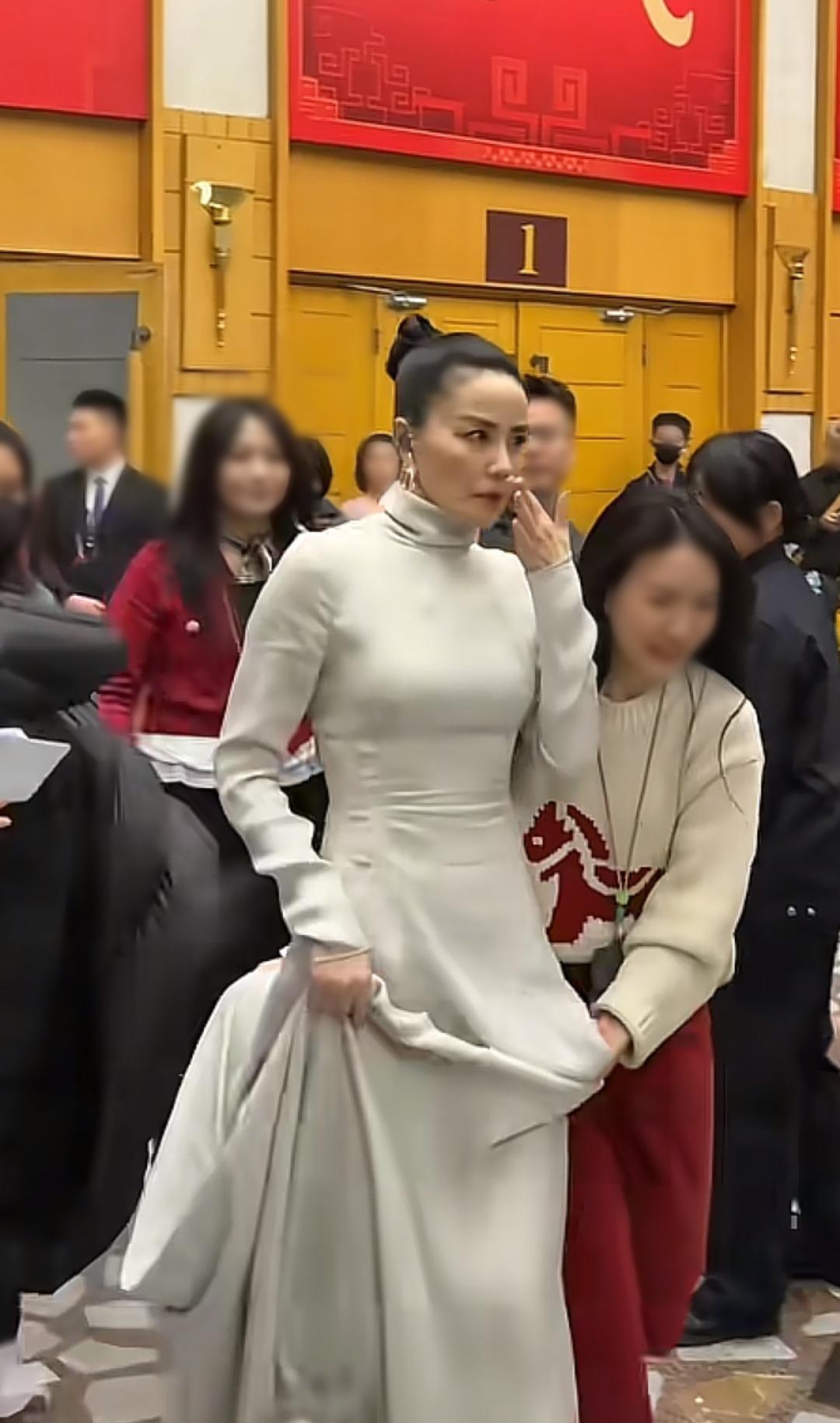 王菲上春晚的次数不算多，但每次都能给人留下深刻的印象。

1998年，她和那英合