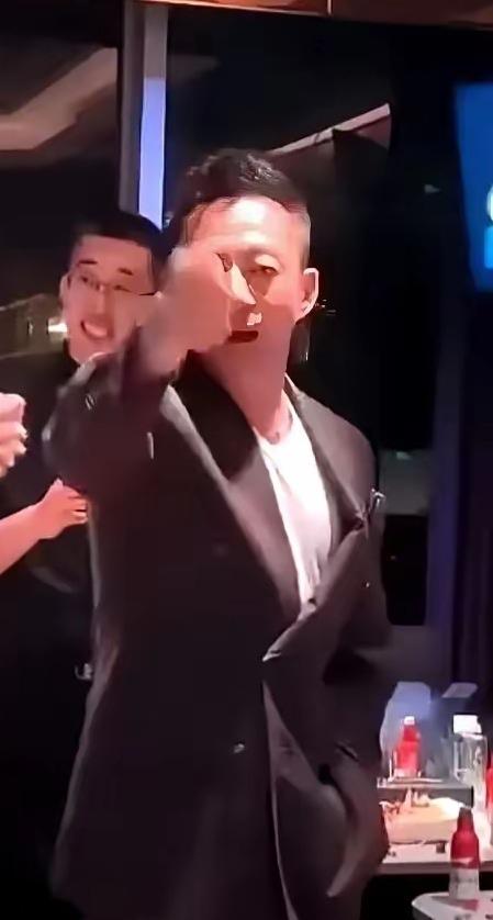 汪小菲自从忽然发疯在网上怒怼某人后就再也没有露面和发声，而马筱梅直播时却承担了所