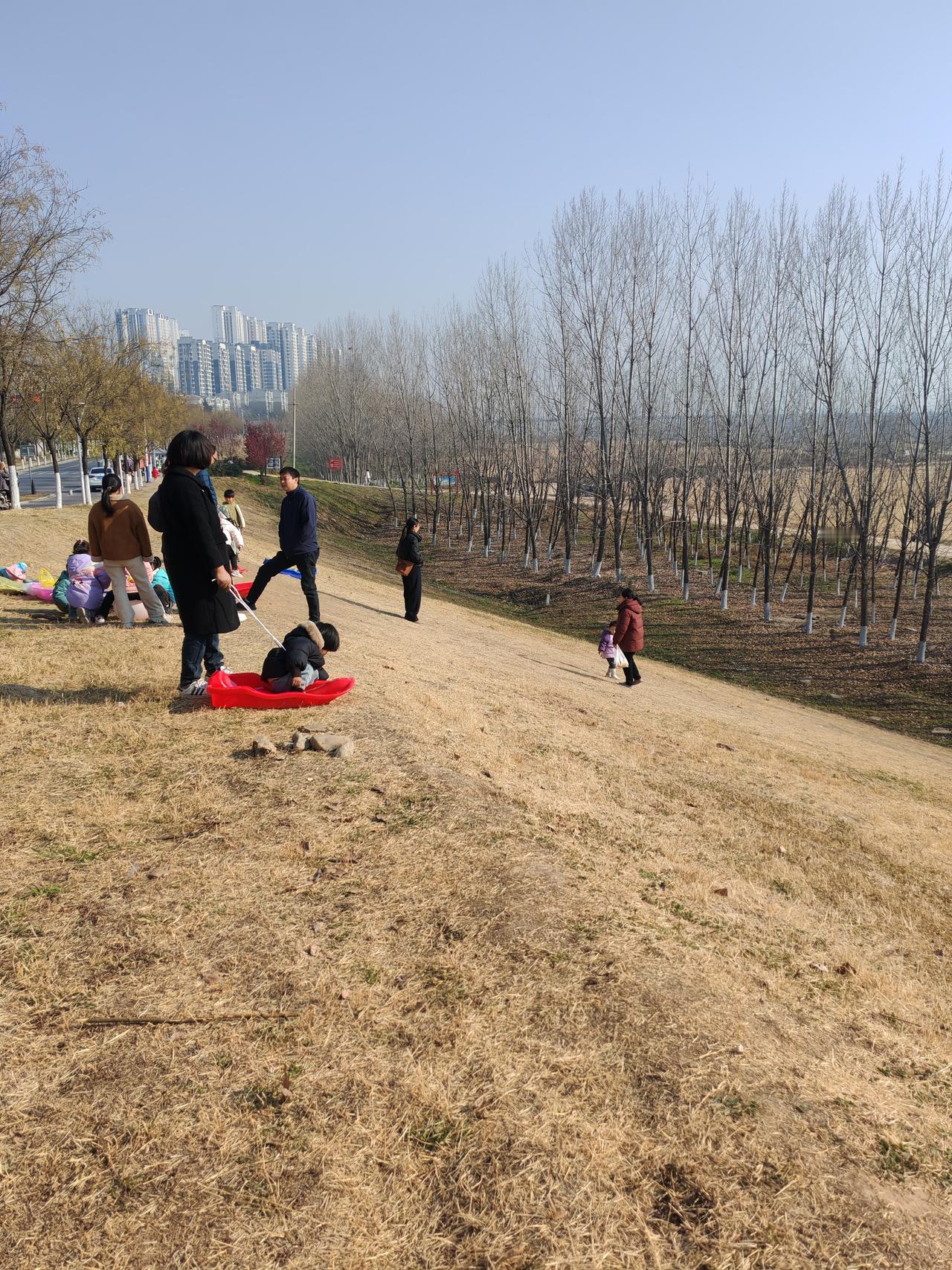 渭河边上欢乐多
12月27日，陕西西安。今日阳光正好，再次和二三好友骑行向北，我