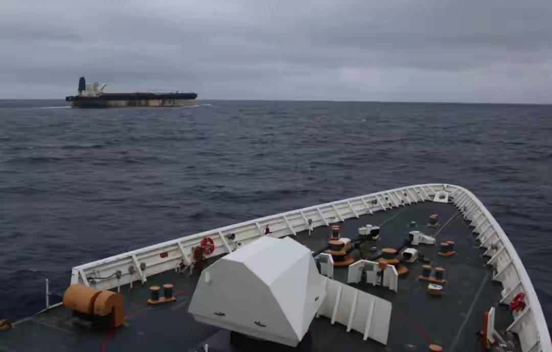 两周狂追7000公里，美军拿下俄超级油轮，收到消息的普京沉默了