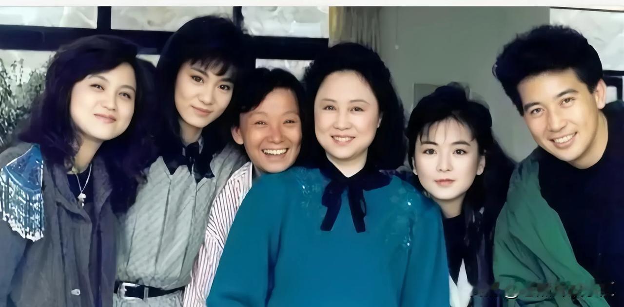 早年琼瑶和一众明星的合影，这些明星都扮演过琼瑶剧中的人物形象！
琼瑶遗书公布：不