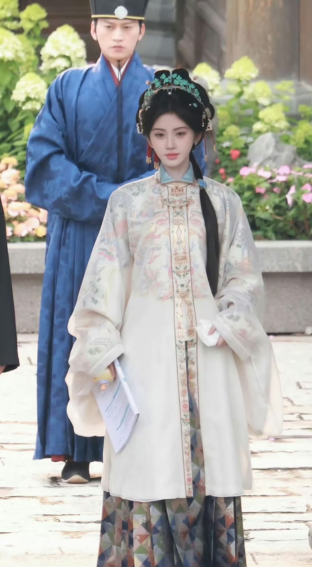 鞠婧祎《万花世界》今日新造型路透，苏绿夏明制裙子，好温柔素雅的大家闺秀