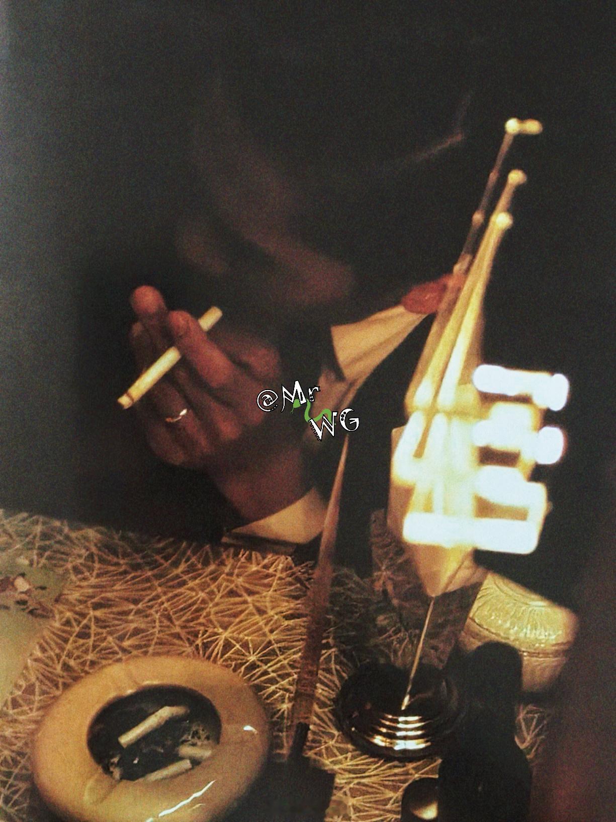 梁朝伟[超话]独家扫描 在金雀餐厅、幽暗灯火下，轻夹一根烟🚬的周慕云——【花样