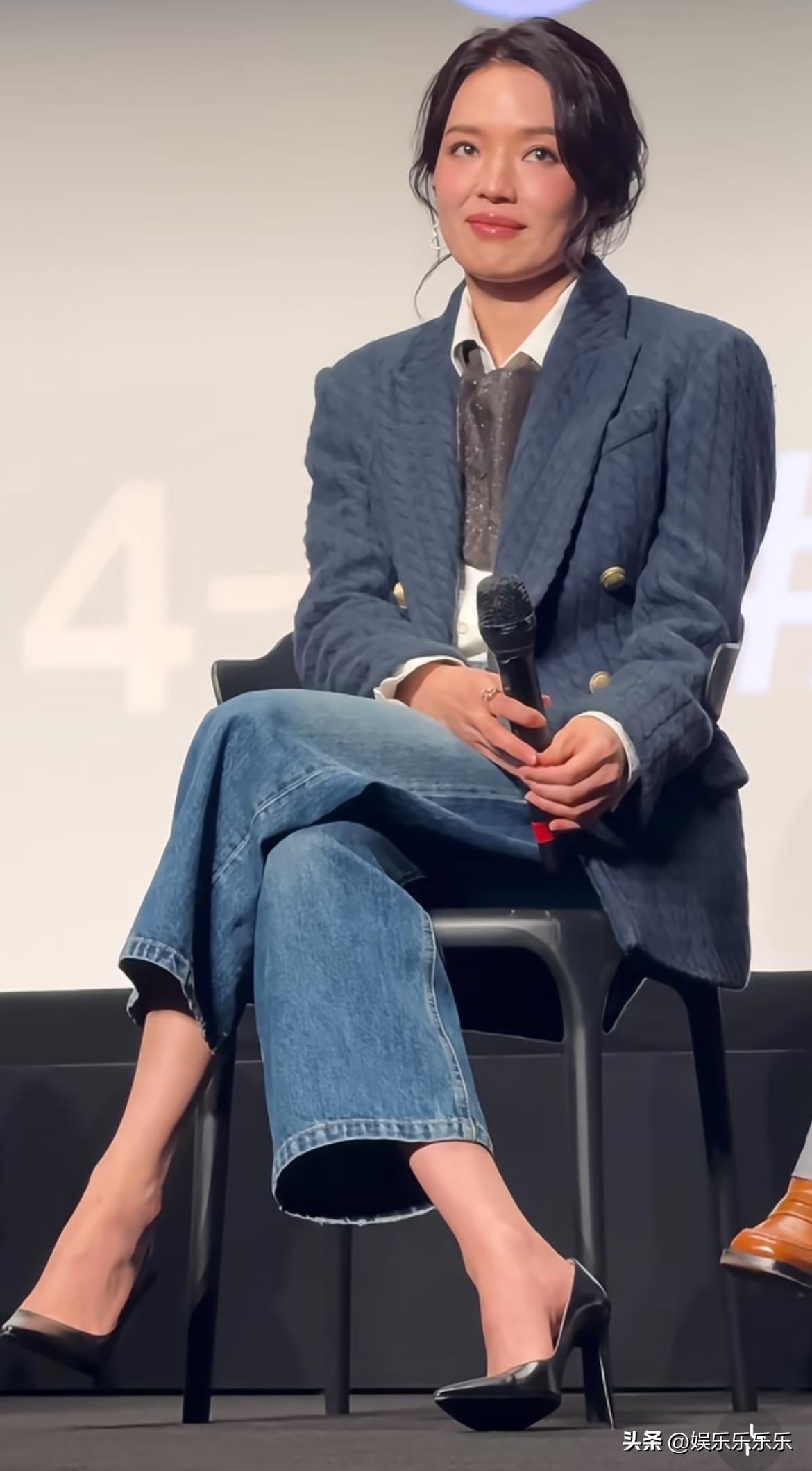真的很會穿衣服，這是導演的場合 ，服裝就更正式了！[爱慕][爱慕]

怎么比年轻