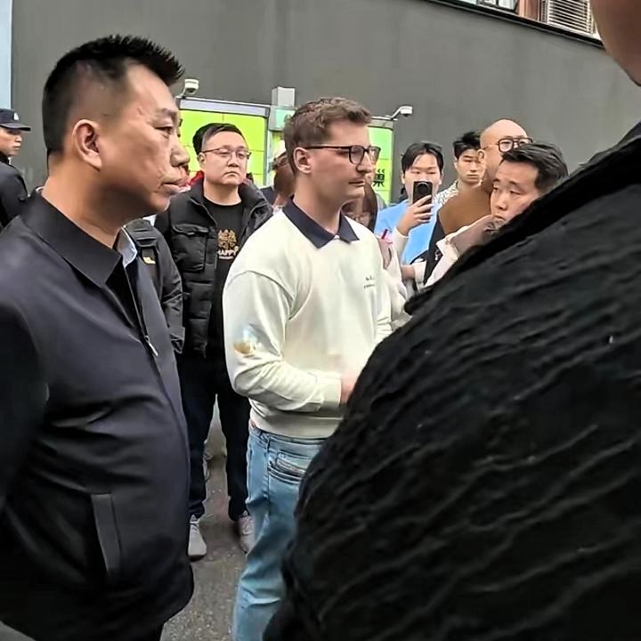 估计贾女士肠子都悔青了！！
由于她的嚣张跋扈，想讹钱不成便动手砸店，四川各地的网