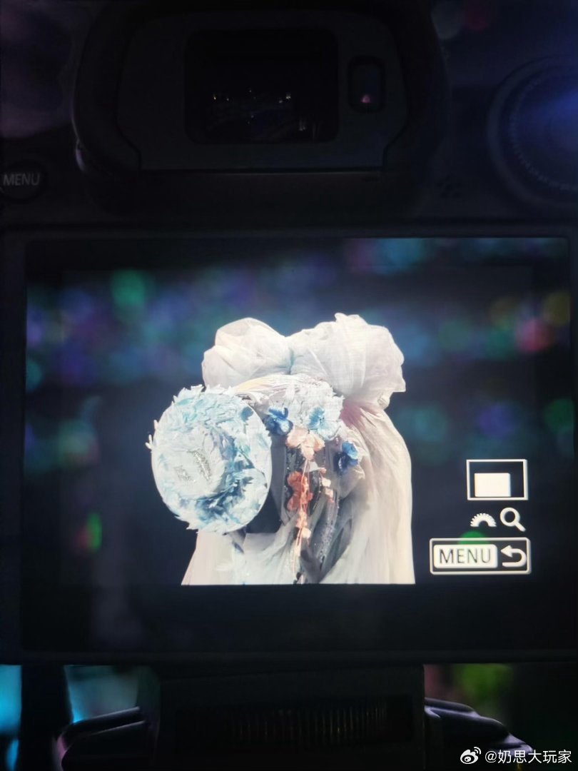 贺峻霖蓝色妖姬、贺峻霖好震撼的美貌很难不沦陷在贺峻霖蓝色妖姬造型里！蓝色元素贯穿