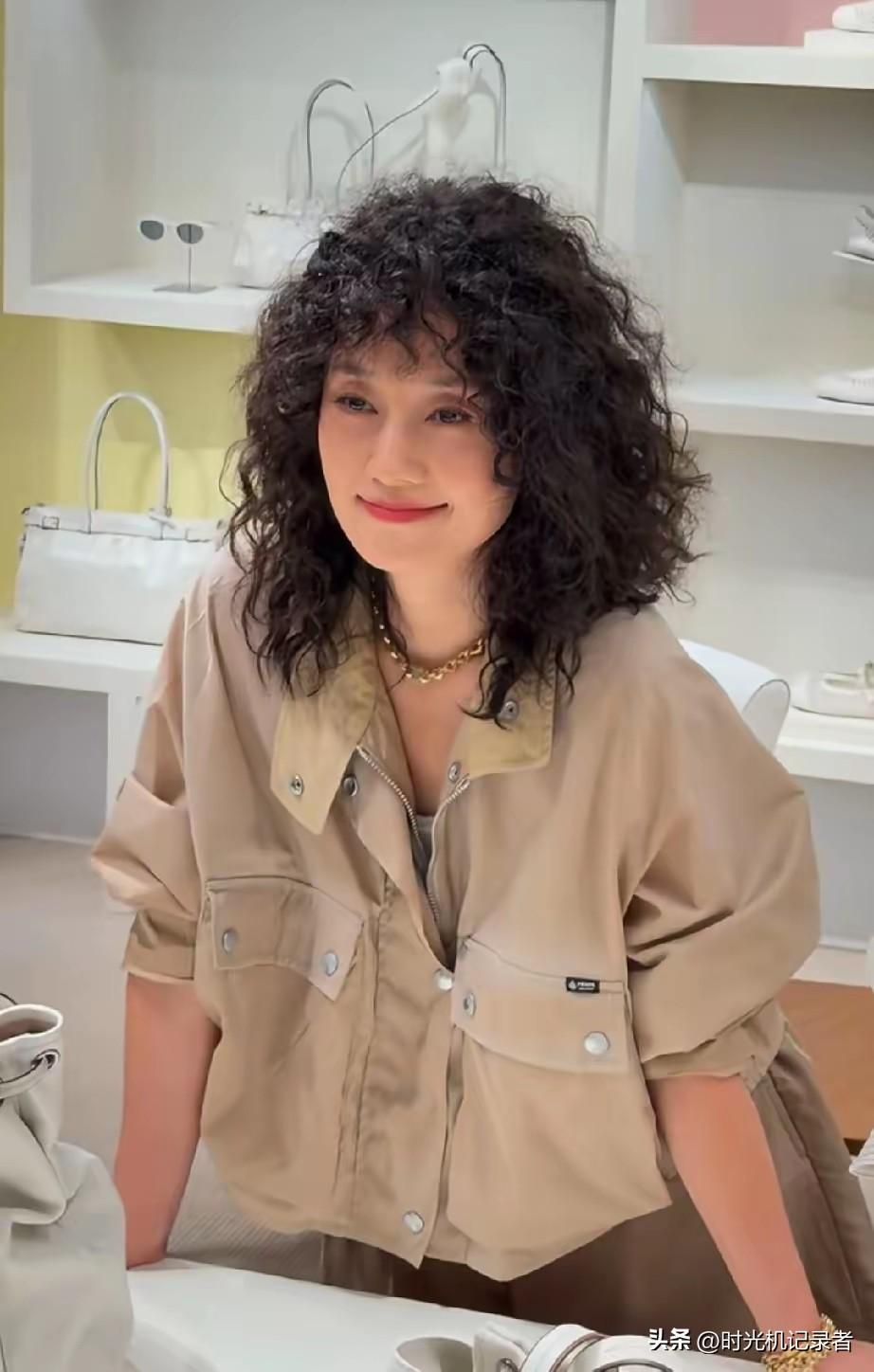 马伊琍的泡面头真是复古，如今都是长直发，马伊琍的泡面头也是少见，但是比她原本的短