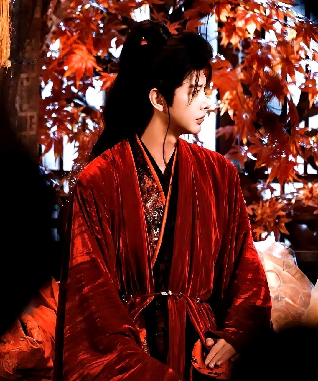 恭喜何健麒的《君心似疾》终于杀青啦！
 

他带流感进组，拍摄每天近20小时，常