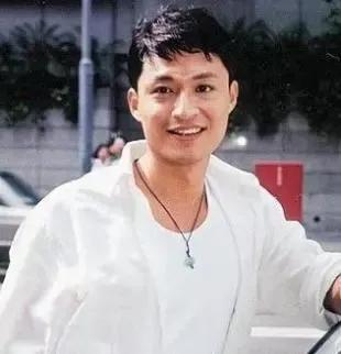马景涛现身上海千古情街，已经六十多了，花甲之年的咆哮帝比起我们普通人虽然稍显年轻