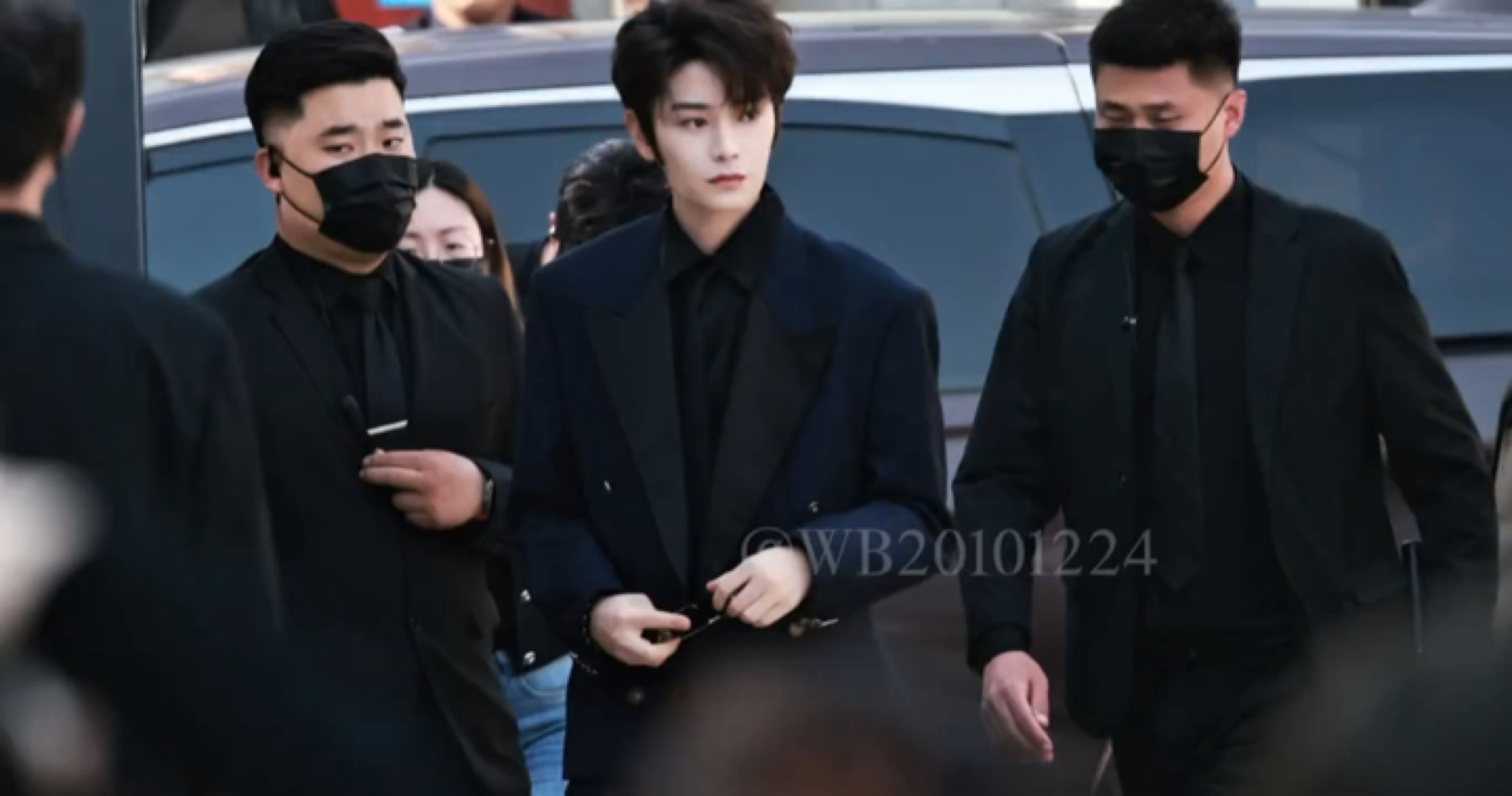 丁禹兮这气质，可真的是行走衣架子。气场好足啊（cr.logo）丁禹兮 范思哲