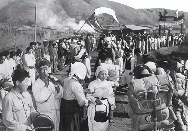 1958年志愿军全部撤离朝鲜，唯独一名战士死活不上车，金日成看完报告后，亲自批了