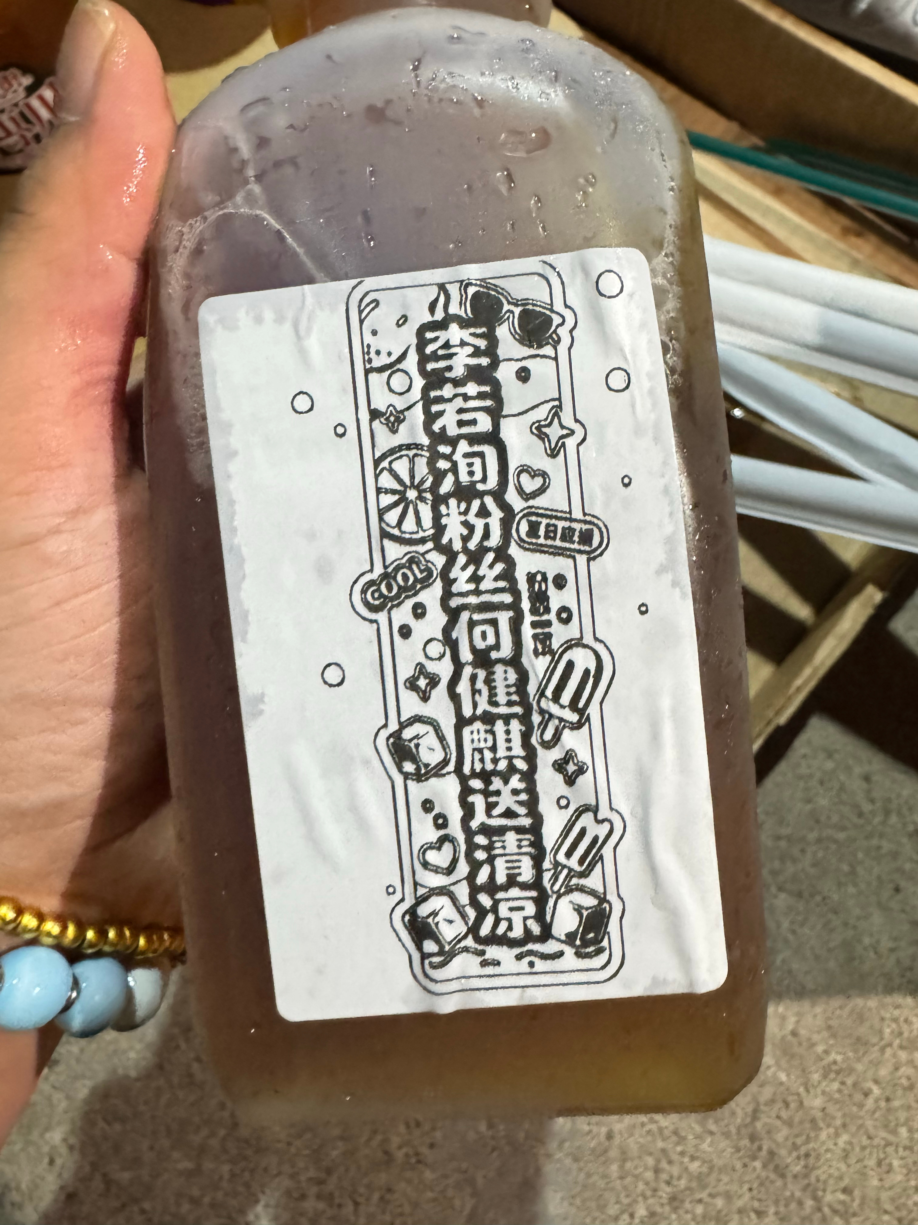 要被何健麒笑晕他今天跟emo（李若洵）一个场地拍戏请粉丝喝水直接署名“李若洵粉丝