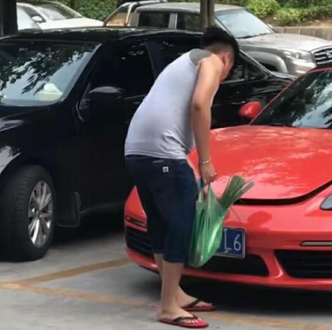 不知道你们发现没有，越有钱的人越没架子，也越抠。我有个朋友就是，身价上千万，但是