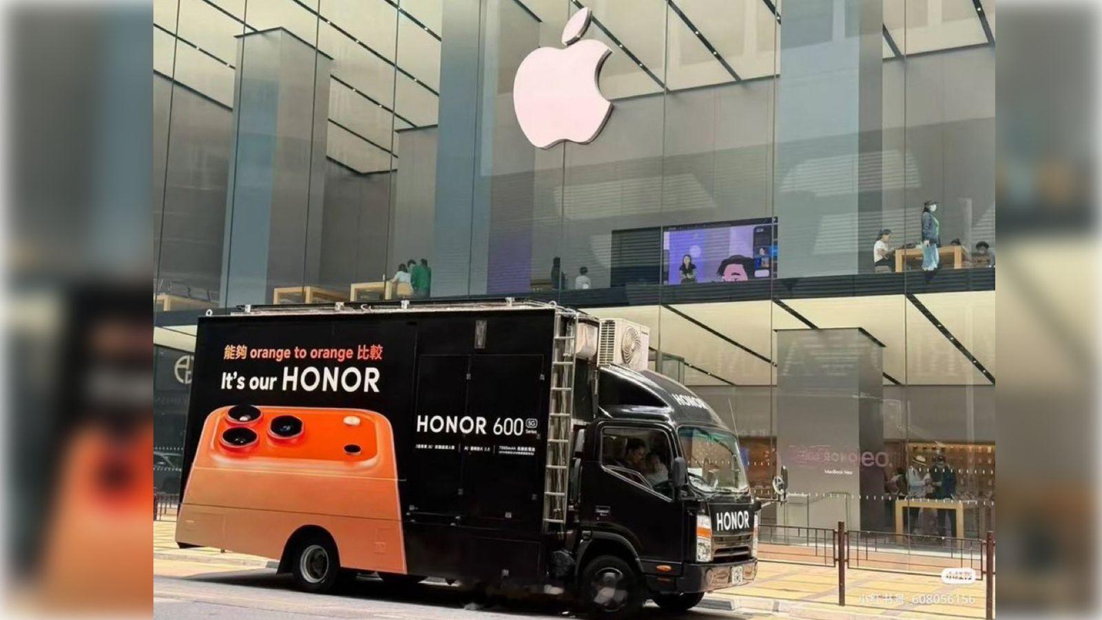 香港广东道门前的 Apple Store，停了一辆荣耀品牌的广告车，这图片上国外
