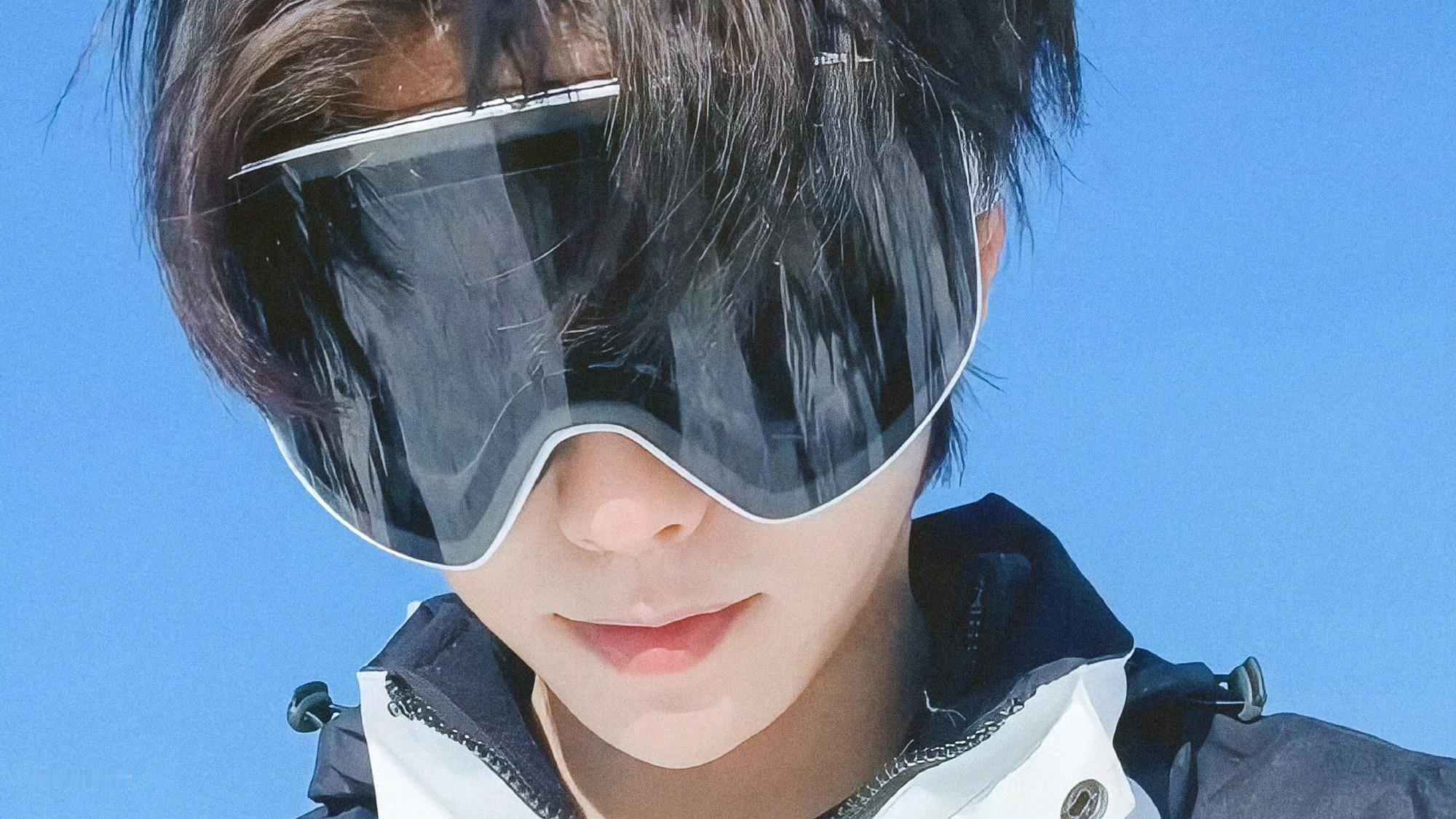 向全世界安利肖宇梁好天气在我这里的意思是蓝天、白云、晚霞，还有笑起来的你