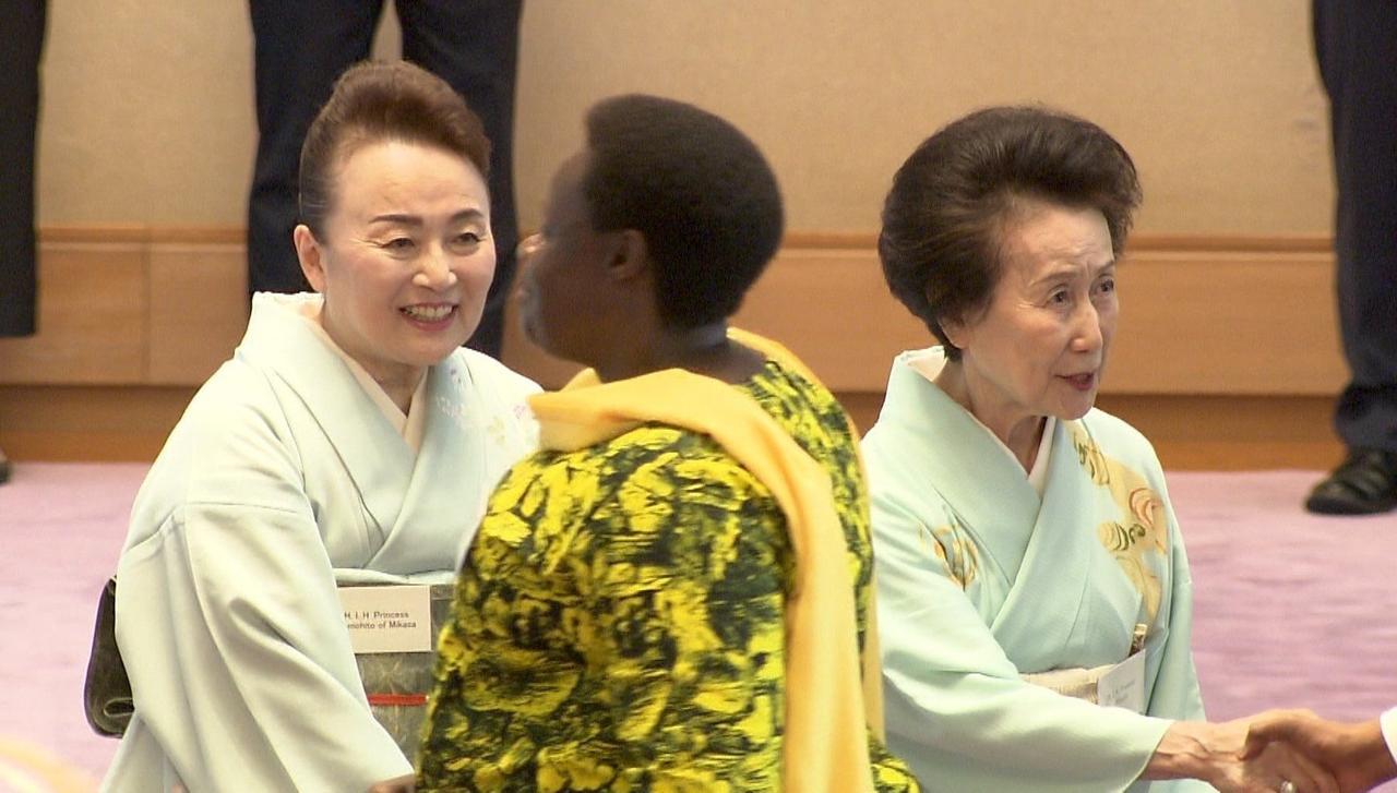 日本王室成员出席活动，女性成员清一色都是和服，呈现阴盛阳衰之相。
菊花王室女性并
