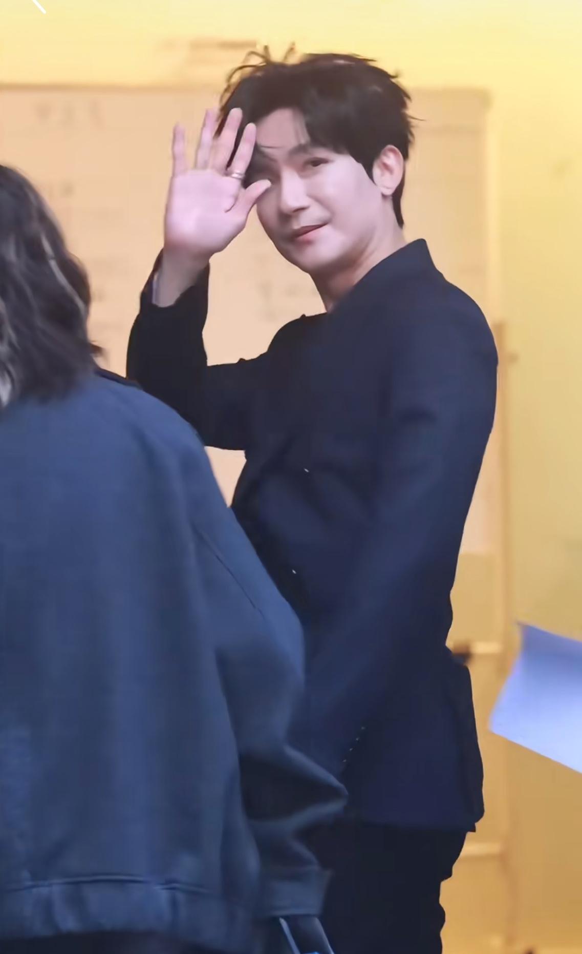 真的会被陈楚生迷死，就连背影都这么好看！
自从粉上了这个哥哥，一打开手机就是寻找