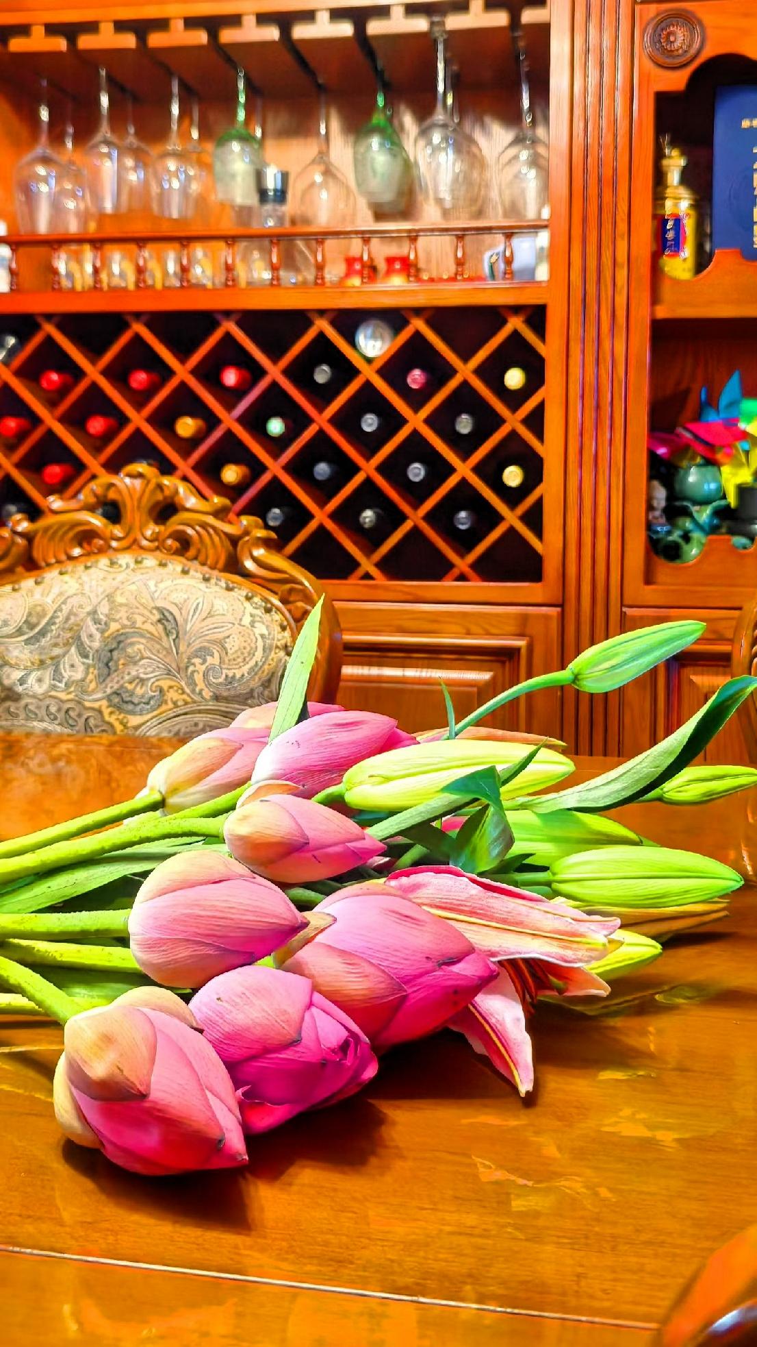[助威彩旗][烟花]温馨酒窖，美酒佳酿，粉嫩郁金香，生活小确幸。🍷🌷