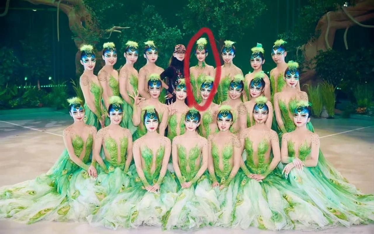 单看关晓彤的骨架确实很大 但是为什么在人群中就显得这么娇小呢 
关晓彤一路小跑迎