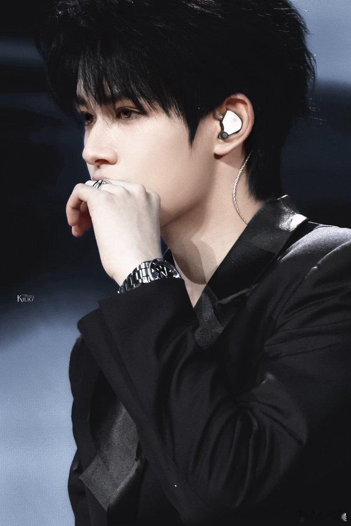 张极直播 镜头前状态绝佳长相优越，眉眼精致自带少年气。谈吐从容性格可爱，唱歌好听