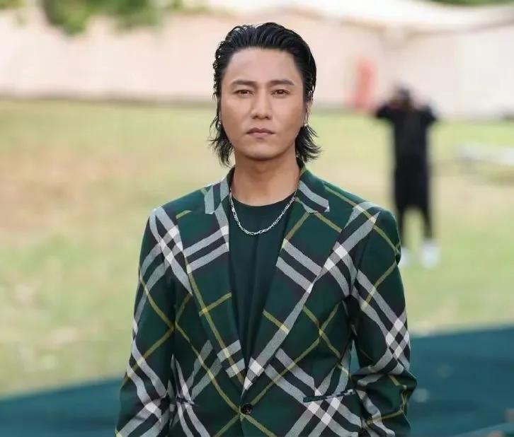 陈坤，怎么这样了？

9月19日，知名演员陈坤，突然带着儿子陈尊佑冲上了热搜，令