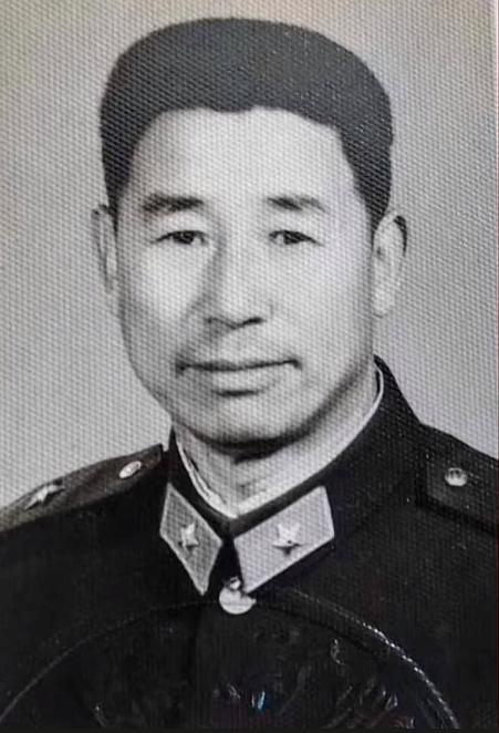 伍先平，湖南洞口人，1937年10月生，1957年12月入伍，1960年3月入党