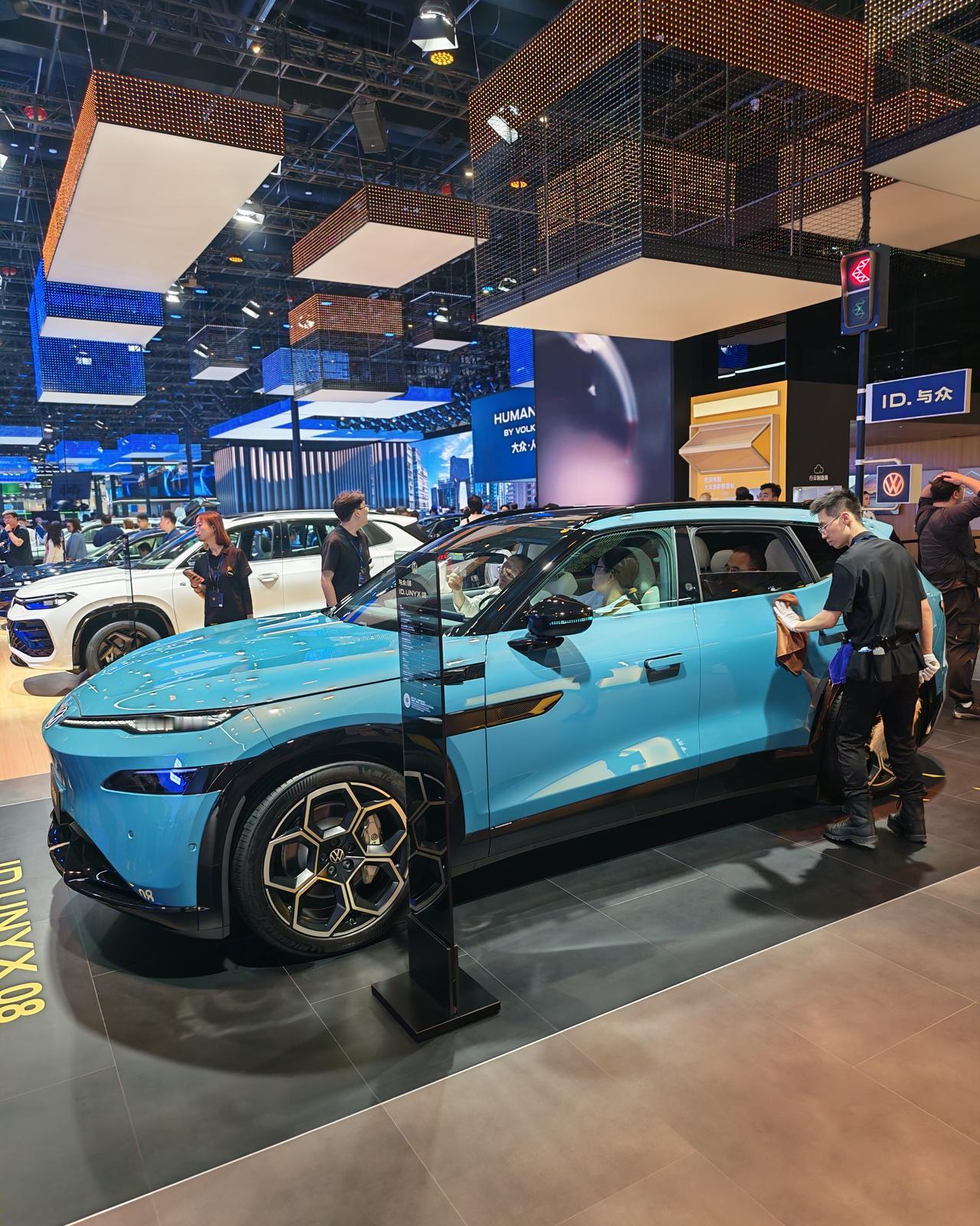 与众08车内的感受超乎预期，座椅舒适度不亚于日产所谓大沙发，空间也充裕，毕竟是一