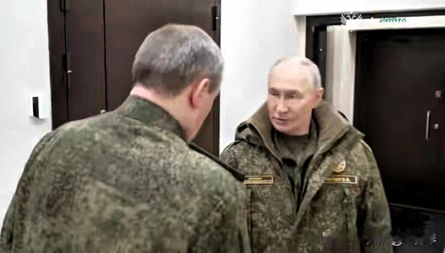 普京摇身一变，戎装在身，杀伐之气跃然纸上。俄军势如破竹，乌军誓死抵抗，双方各执一