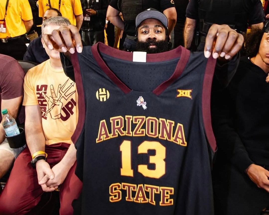 哈登因为个人原因连续缺席两场。泰伦-卢谈到哈登时，表示哈登因个人原因返回菲尼克斯