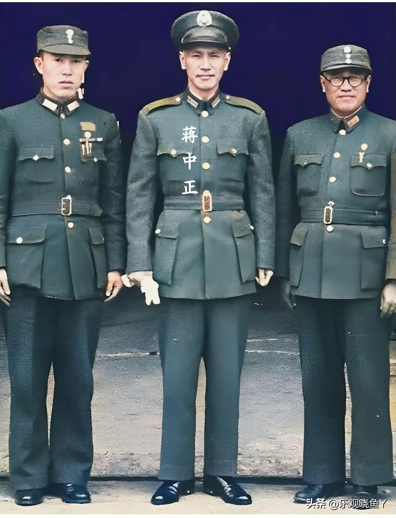 这便是蒋中正的真实模样，绝非演员所扮演的角色！这张老照片摄于上世纪40年代，站在