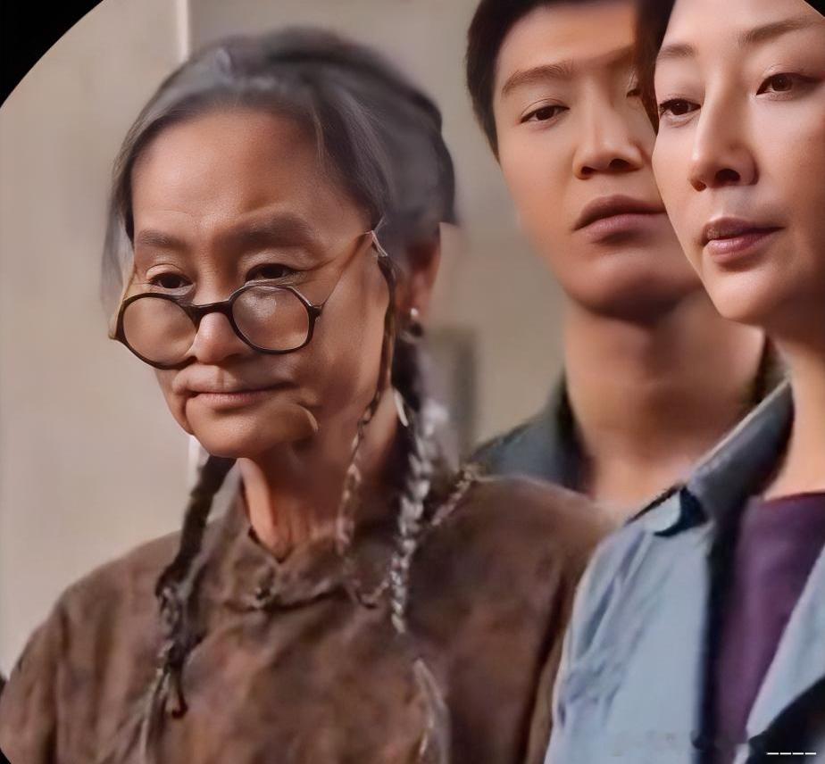 65岁的李雪华在新剧里，一张老态龙钟的脸直接把人看懵了。不少人喊着“女神滤镜碎了