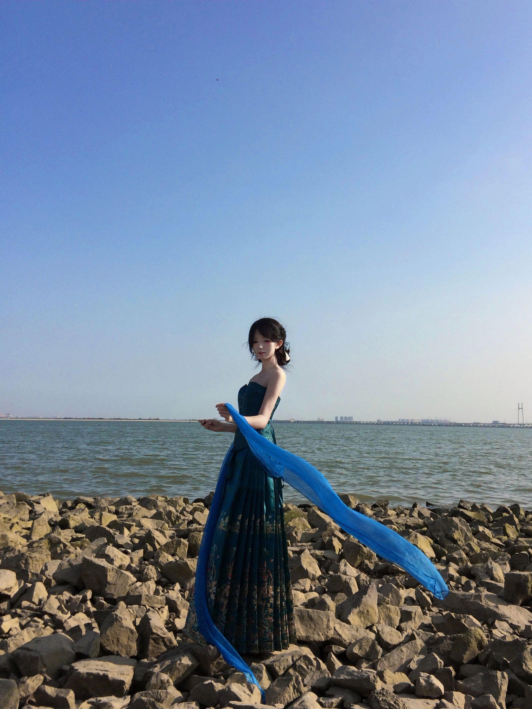 眼睛是一片安静的海。